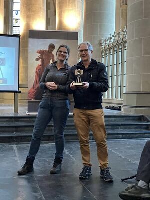 Rik Jan Luiting ontving uit handen van Klazien van de Klis (weduwe van Henk Jan) de allereerste prijs in deze bijzondere categorie.
